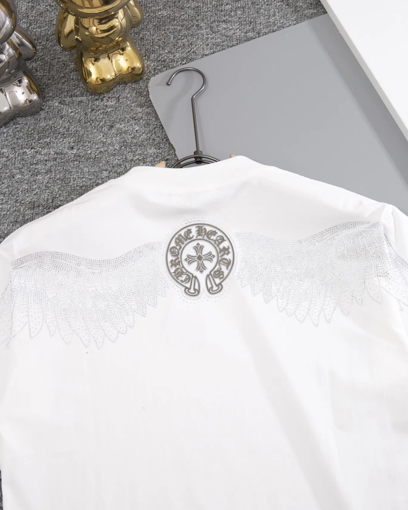 P190 CHROME HEARTS hot-drilled short-sleeved T-shirt. The front and rear panels are marked with high-end hot-drilled flower craftsmanship. The fabric is comfortable and soft, and the high-end washing water is used. The ribs are customized and dyed in the same cylinder. Three standards are complete, the official website is synchronized, and the original mold is opened. The same style for men and women. It is also a practical item that is necessary for daily use. Color: Black White Pink Size: S M L XL